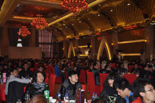 员工们在兴致勃勃的观看节目