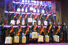 荣获鑫海'年度奉献之星'的员工