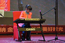 员工家属带来电子琴独奏