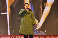 大衣哥'表演《天高地厚》' 