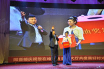 员工代表王传模上台抽奖