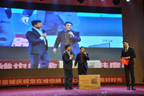 获奖人员上台领奖