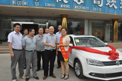 鑫海董事长亲自为销售冠军递交钥匙