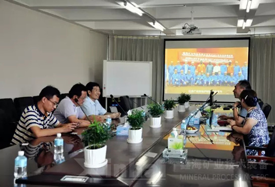 戴志全处长等一行听取了鑫海矿业行政总监韩卿旺的工作汇报。