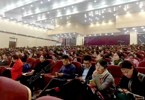 大会现场，与会嘉宾认真聆听张云龙先生关于“鑫海矿业M2B跨境电商模式”的实战经验分享。