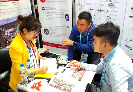 鑫海的国际销售在为客户解答的同时，随时记录着客户的需求。