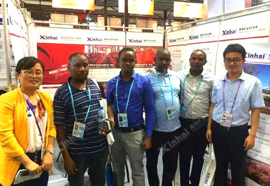 展会现场鑫海员工与客户合影