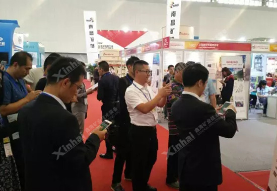 鑫海矿业设立的微信“幸运大转盘”互动活动，备受众多来宾的欢迎。