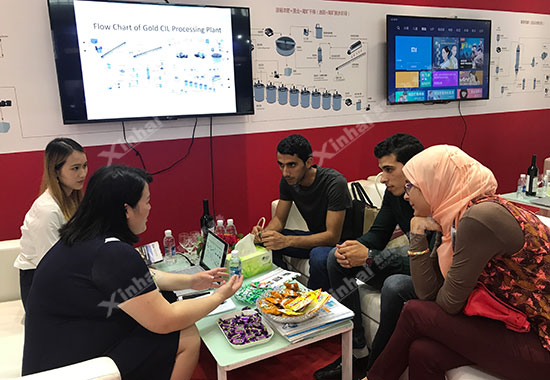 鑫海销售人员正在通过电视屏幕向客户介绍鑫海选厂整容服务细节