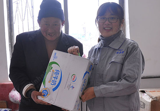 鑫海矿业志愿者与老人合影