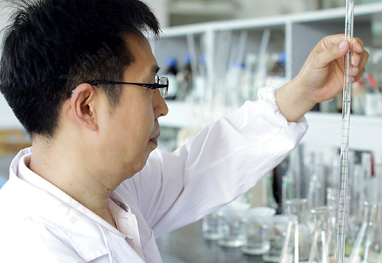 鑫海矿业矿山研究院技术人员正在进行选矿试验