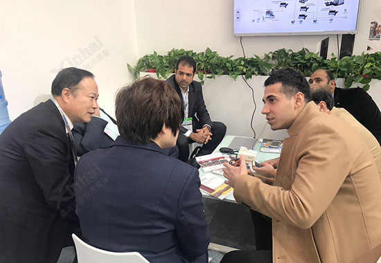 参展客户向鑫海矿业人员咨询选厂整体服务