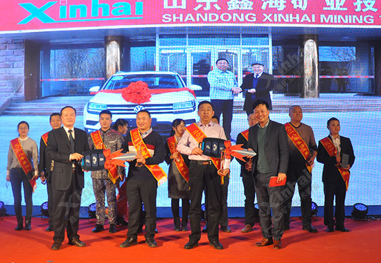 鑫海矿业年度销售亚军俞工、刘工分别荣获20万元轿车奖励