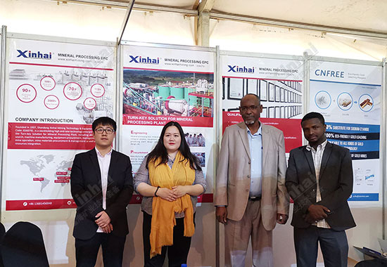 鑫海矿业驻苏丹办事处人员与参展客户合影