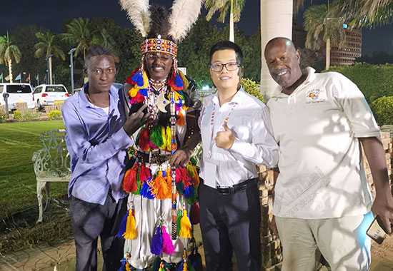  鑫海矿业驻外人员和苏丹驻中国大使Ahmed合影