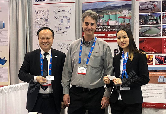 鑫海矿业董事长张云龙先生与参展客户合影