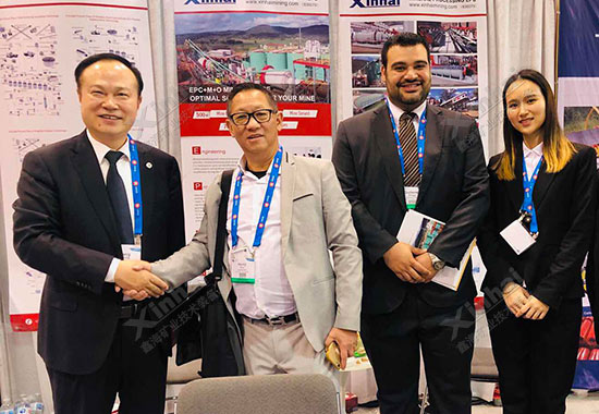 鑫海矿业董事长张云龙先生与参展客户合影
