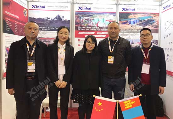 鑫海矿业展会人员与参展客户