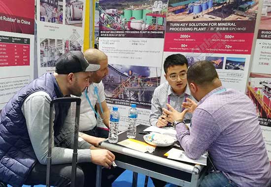 鑫海矿业人员为参展客户解答疑惑