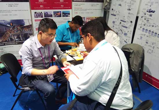 鑫海矿业人员向客户讲解选厂整体服务