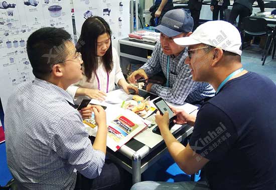 鑫海矿业人员向客户介绍选厂整体服务