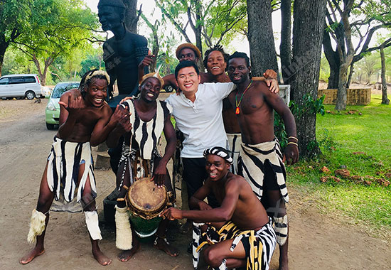 鑫海矿业海外办事处人员与当地人