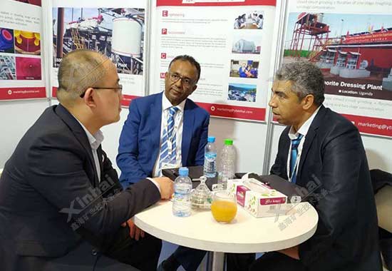 鑫海矿业人员向客户介绍选厂整体服务