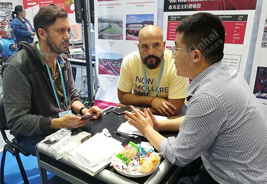 鑫海矿业人员为客户解答选厂疑惑