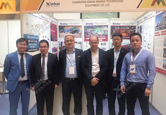 鑫海矿业人员与参展客户