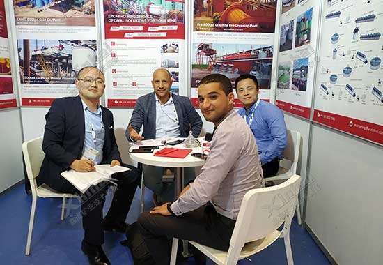 鑫海矿业人员与参展客户