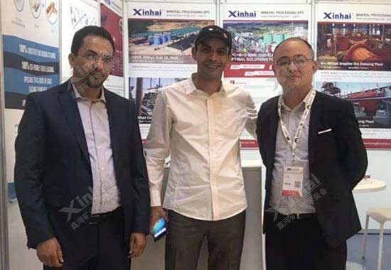 鑫海矿业人员与参展客户