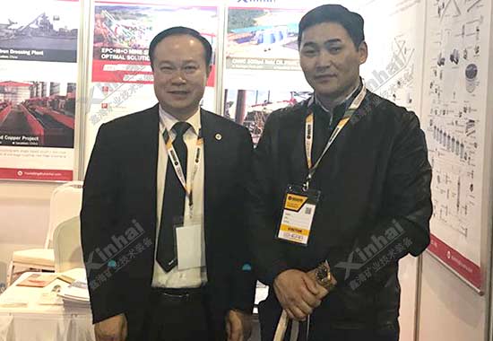 鑫海矿业董事长张云龙先生与参展客户