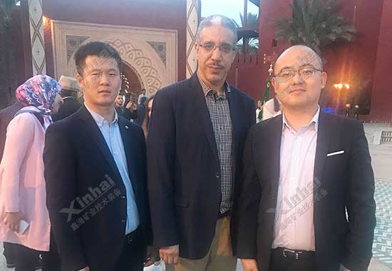 鑫海矿业人员与参展客户