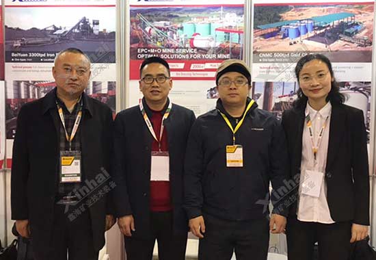 鑫海矿业展会人员与参展客户