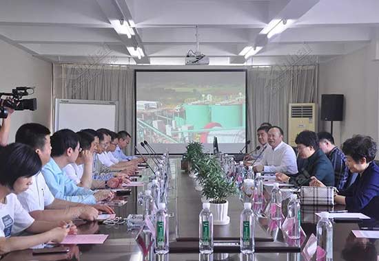 鑫海矿业董事长张云龙先生作工作汇报