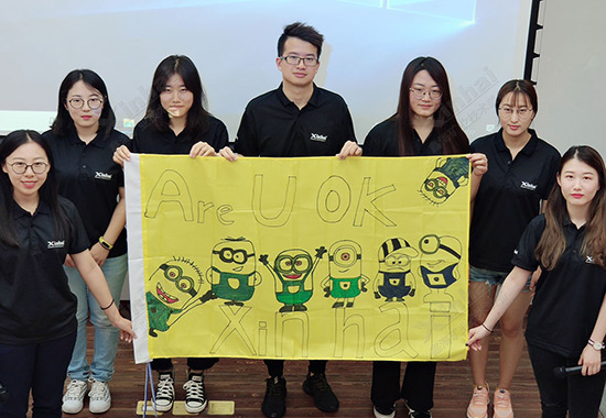 （天皇皇，地簧簧，哪有我们黄队煌，我们是“小黄人队”）