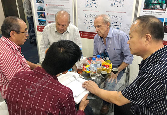 鑫海矿业董事长张云龙先生与客户交流