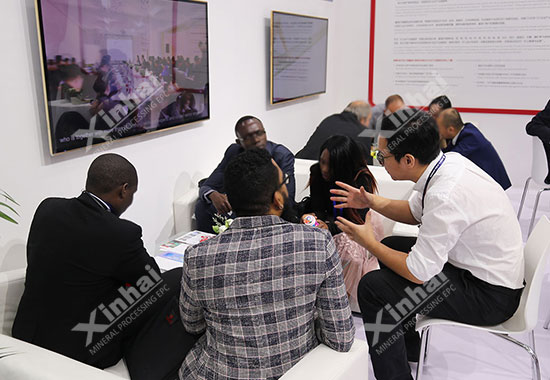 鑫海矿业为前来咨询的客户答疑解难