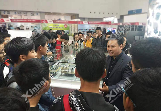 北京科技大学矿物加工专业学生们前往鑫海矿业展位进行参观