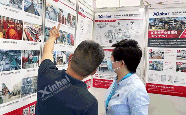 鑫海矿业业务人员与客户交流