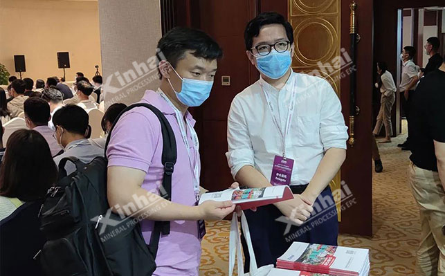 鑫海矿业业务人员与客户交流