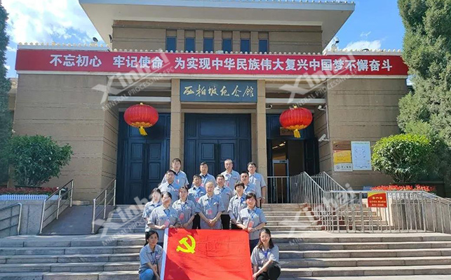 鑫海矿业党员在西柏坡纪念馆前合影