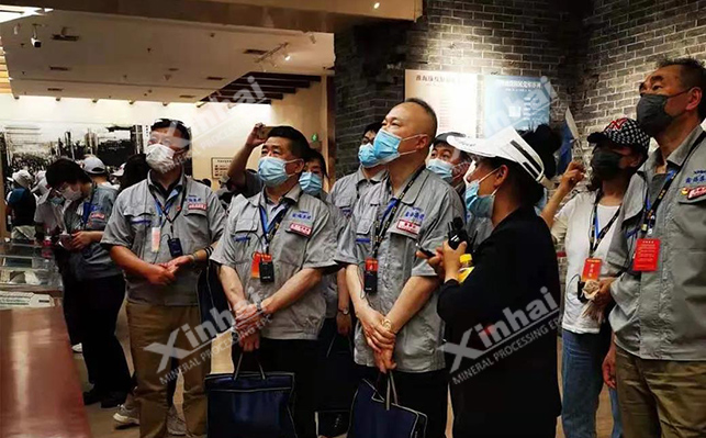 鑫海矿业党员在纪念馆内参观学习