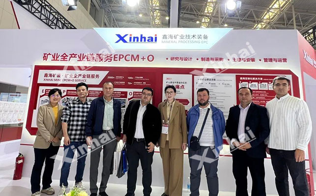 鑫海矿业工作人员与客户合影