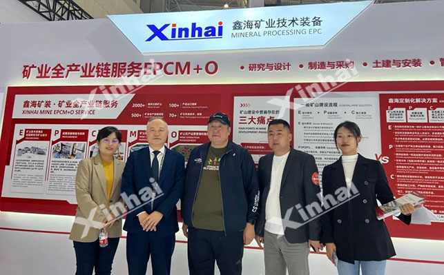 鑫海矿业工作人员与客户合影