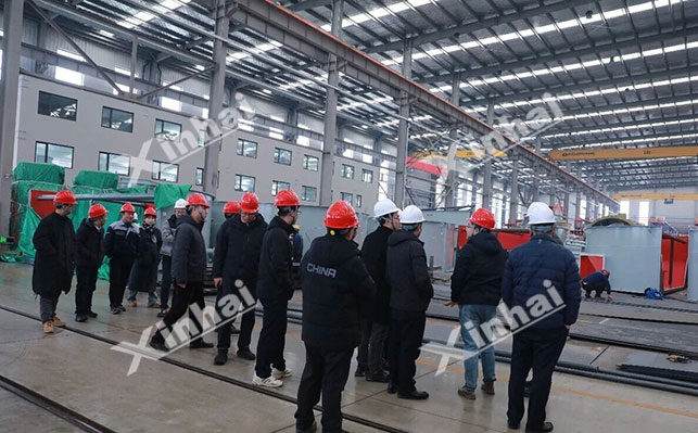 董事长张云龙陪同参会嘉宾参观鑫海