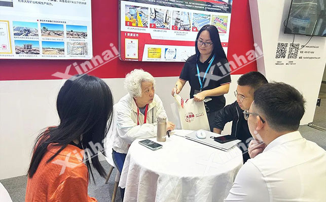 鑫海矿种新能源展会现场