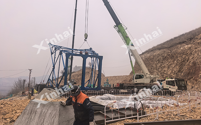 采矿项目副井井架吊装安装中