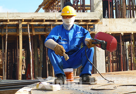 鑫海矿业的现场工作人员