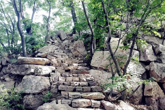 九顶山崎岖之路